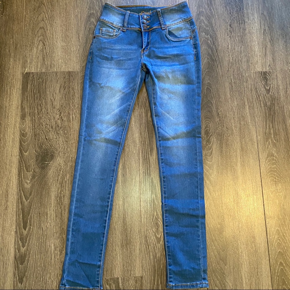 Regular waisted butt lifting blue jeans